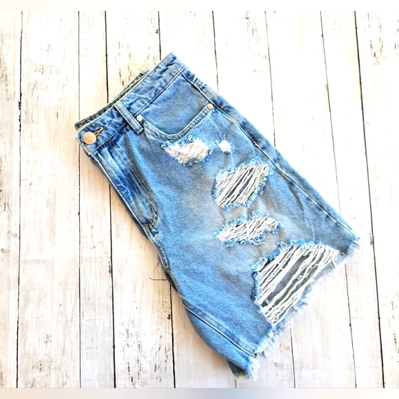 Madden NYC Lightwash Blue Denim Jean Bermuda Shorts Distressed Bottoms Size 7 - Picture 3 of 11